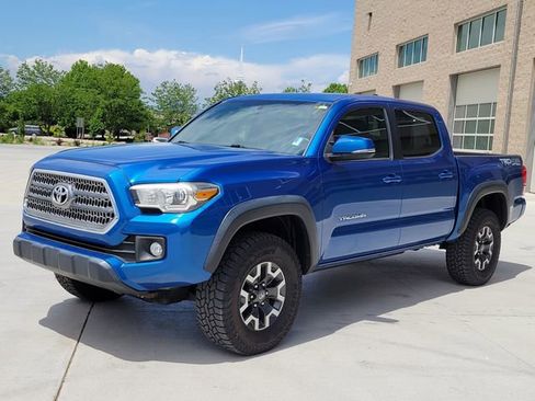 Used 2017 Toyota Tacoma TRD Off-Road AWD/4WD image 4