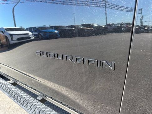 Used 2025 Chevrolet Suburban Z71 AWD/4WD image 7
