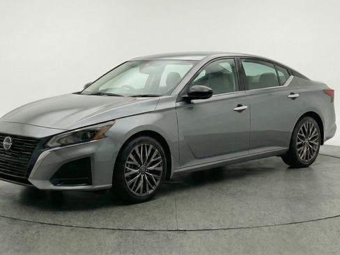 Used 2025 Nissan Altima 2.5 SV image 3