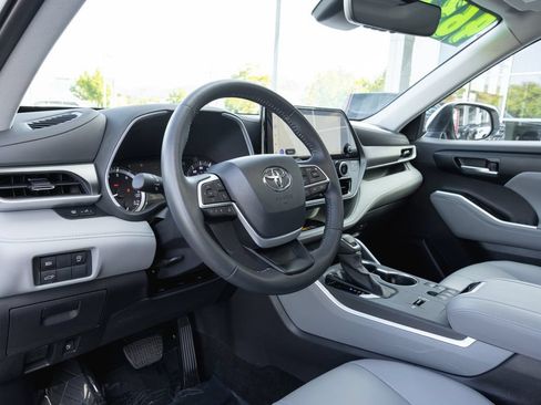 Certified 2025 Toyota Highlander XLE FWD image 10