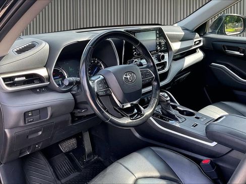 Used 2020 Toyota Highlander XLE AWD/4WD image 15