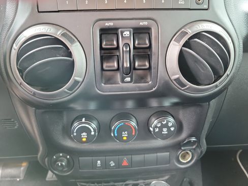 Used 2015 Jeep Wrangler Unlimited Sport w/ Quick Order Package 24S AWD/4WD image 9