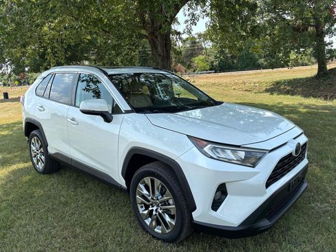 Used 2021 Toyota RAV4 XLE Premium FWD image 3