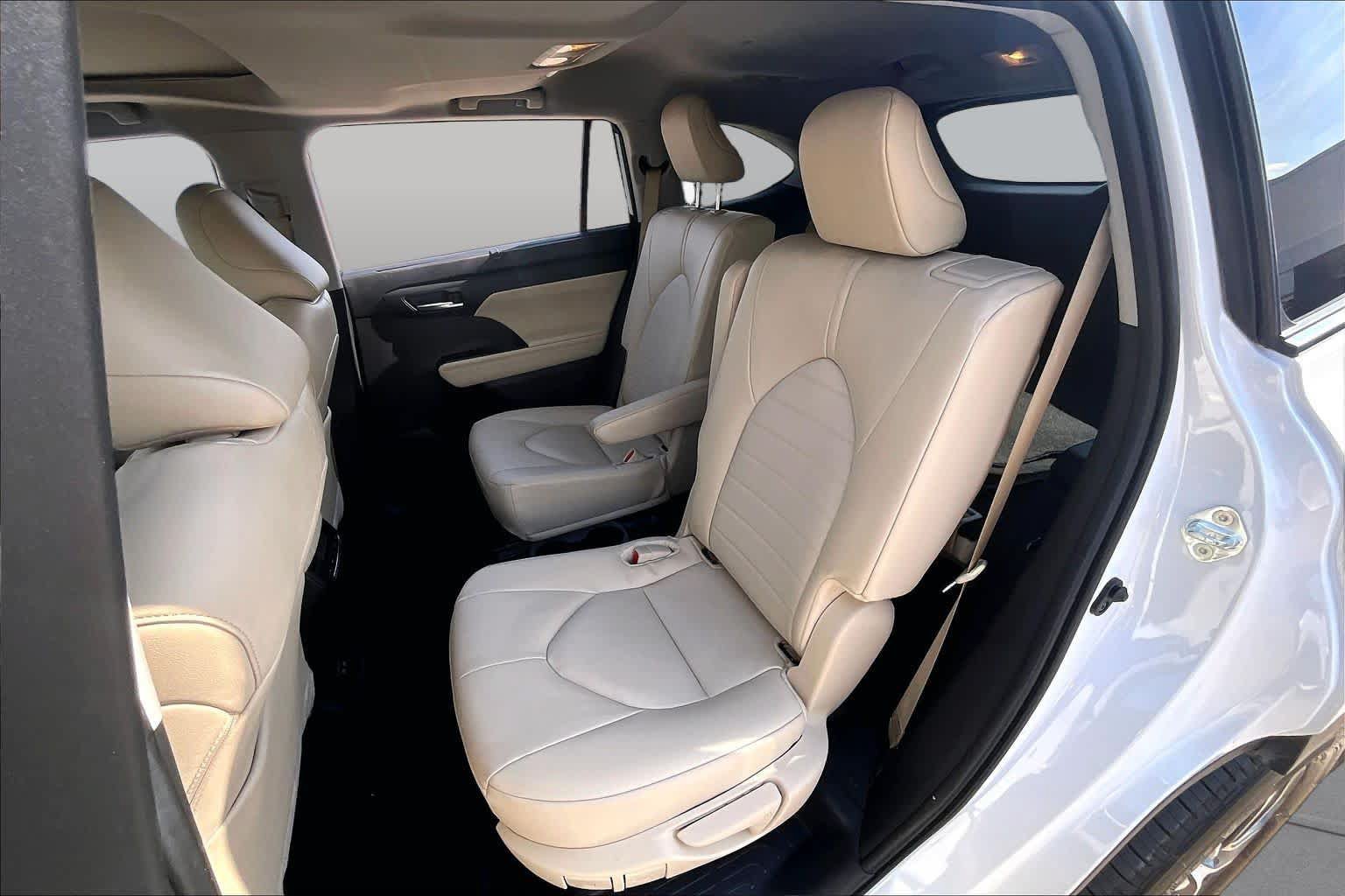 Used 2025 Toyota Highlander XLE FWD image 21