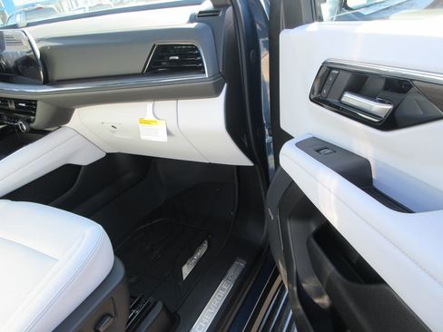 New 2026 Chevrolet Suburban Premier image 20