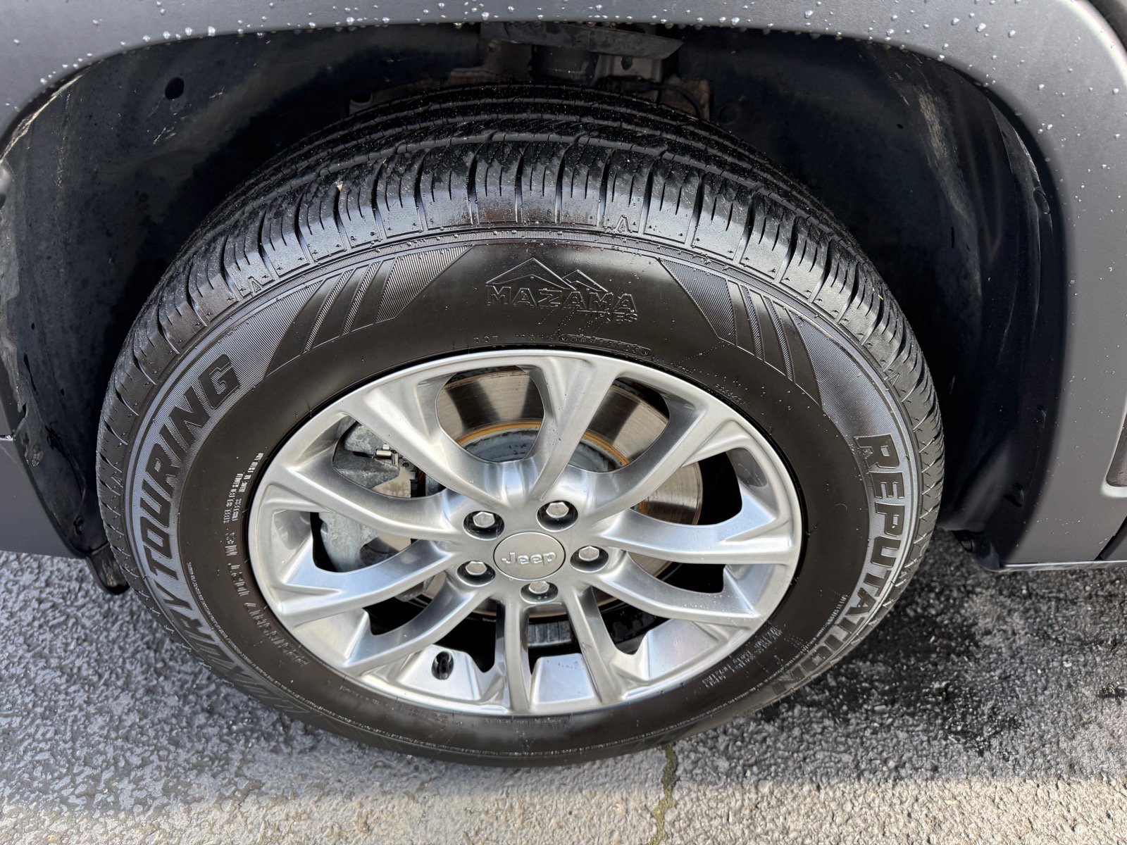 Used 2019 Jeep Cherokee Latitude Plus w/ Comfort/Convenience Group AWD/4WD image 17
