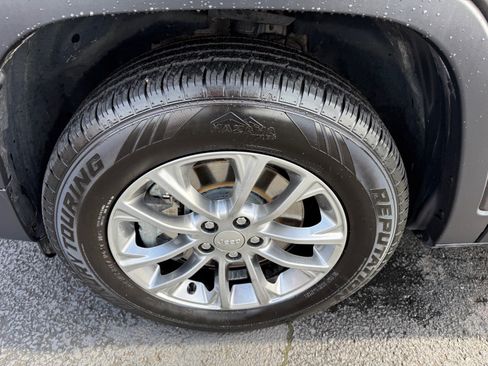 Used 2019 Jeep Cherokee Latitude Plus w/ Comfort/Convenience Group AWD/4WD image 17