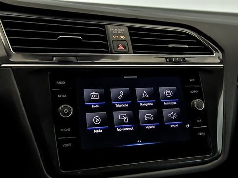 Certified 2022 Volkswagen Tiguan SE image 17