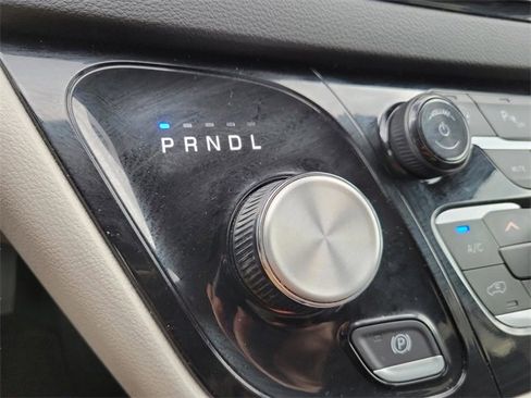 Used 2024 Chrysler Pacifica Touring-L image 23