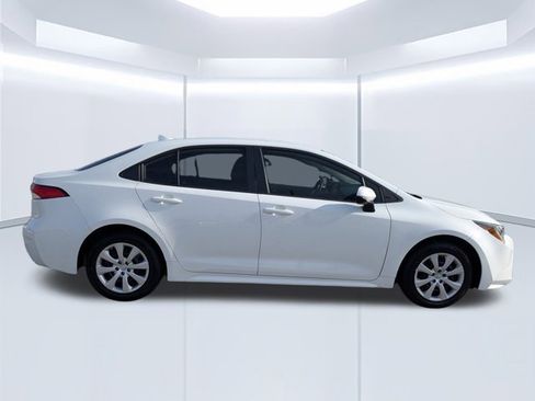Used 2022 Toyota Corolla LE image 3