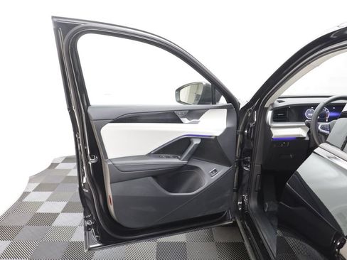 Used 2025 Volkswagen Tiguan SE w/ Panoramic Sunroof Package AWD/4WD image 5