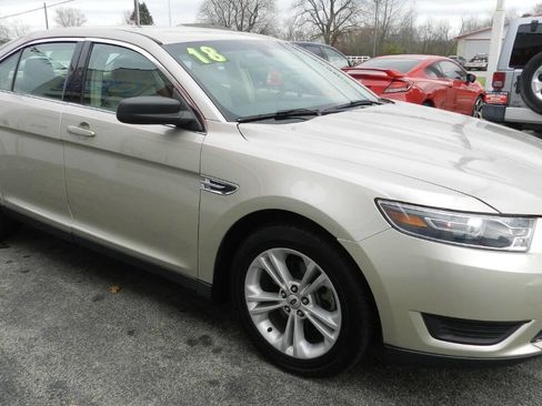 Used 2018 Ford Taurus SE image 5