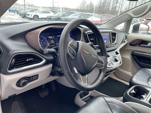 Used 2020 Chrysler Voyager Lxi image 10