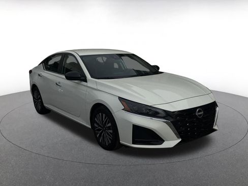 Used 2025 Nissan Altima 2.5 SV image 2