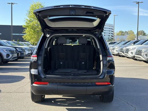 Used 2023 Jeep Grand Cherokee L Limited w/ Black Appearance Package image 15