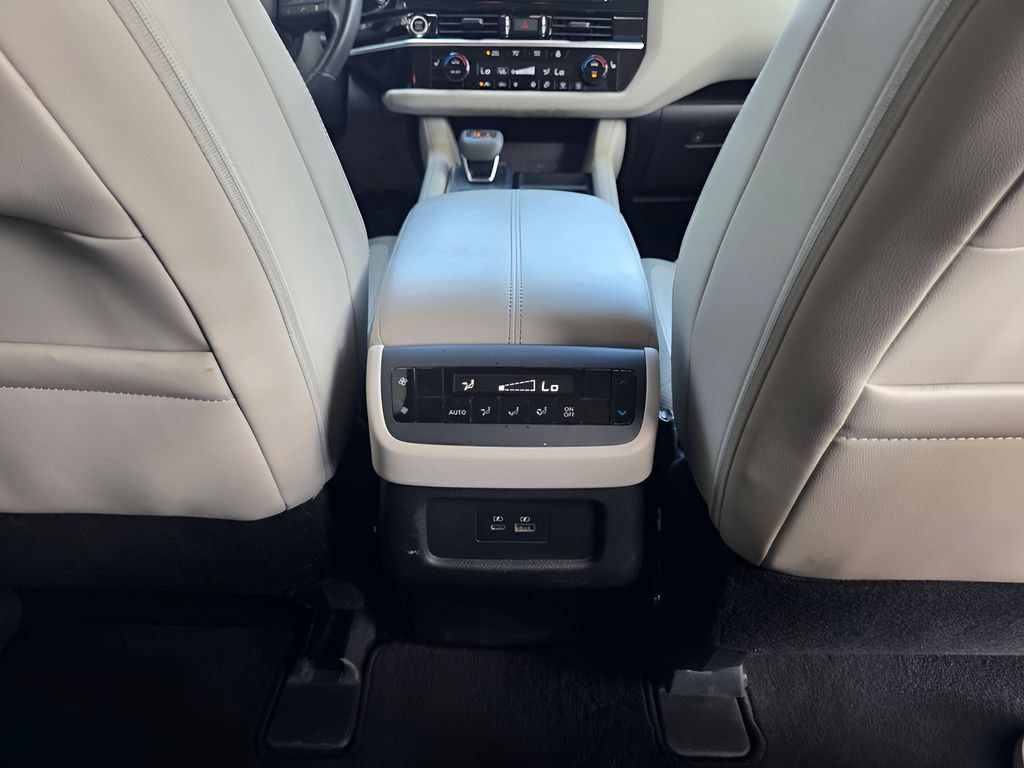 Used 2024 Nissan Pathfinder SL AWD/4WD image 10