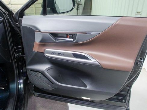 Used 2021 Toyota Venza XLE w/ Softex Package image 14