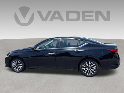Used 2024 Nissan Altima 2.5 SV FWD image 17