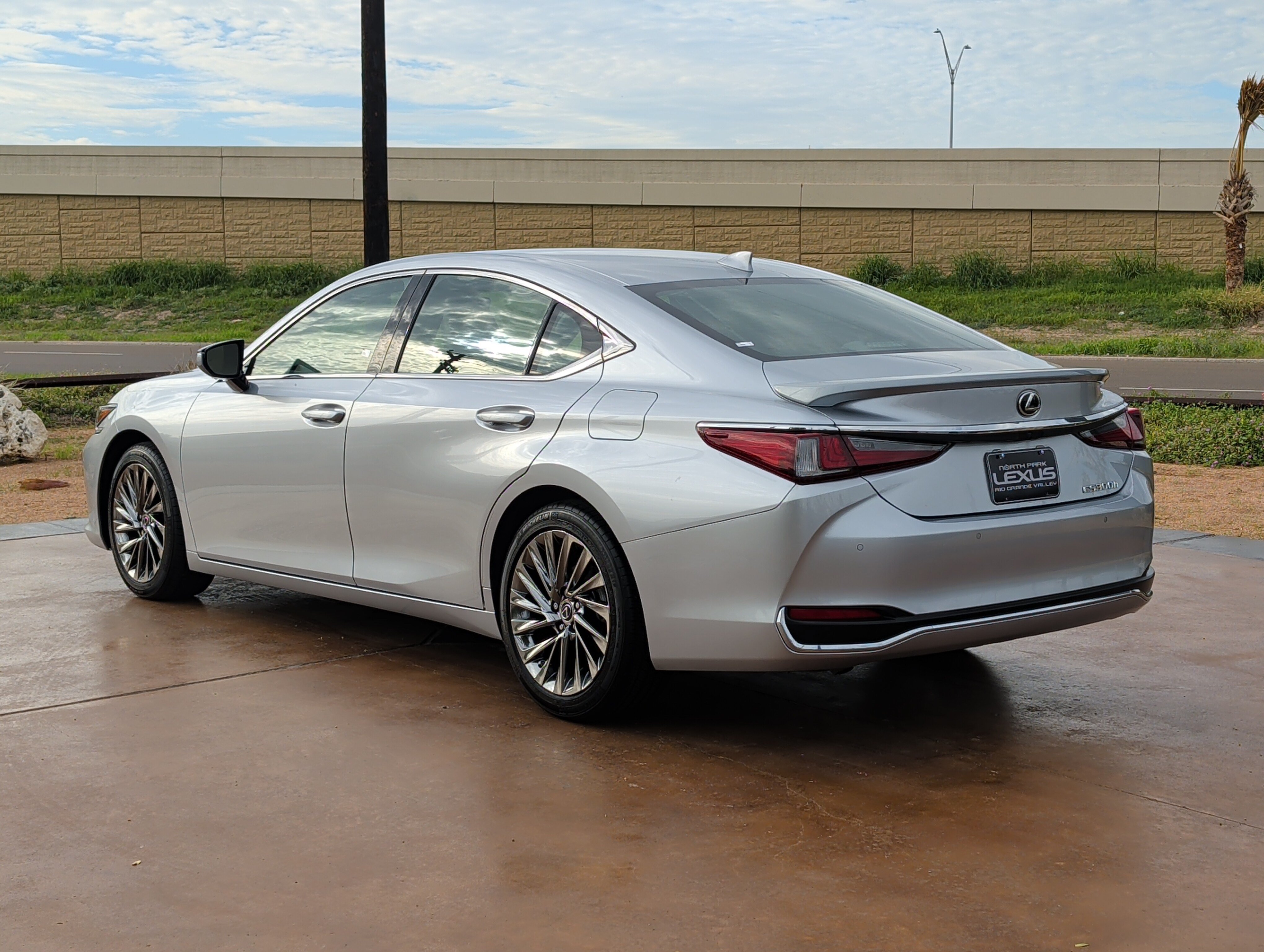 Used 2025 Lexus ES 300h Ultra Luxury w/ Accessory Package (Z1) FWD image 4