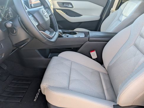 Used 2025 Nissan Rogue SV image 12