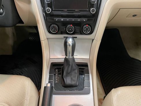 Used 2013 Volkswagen Passat TDI SE image 11