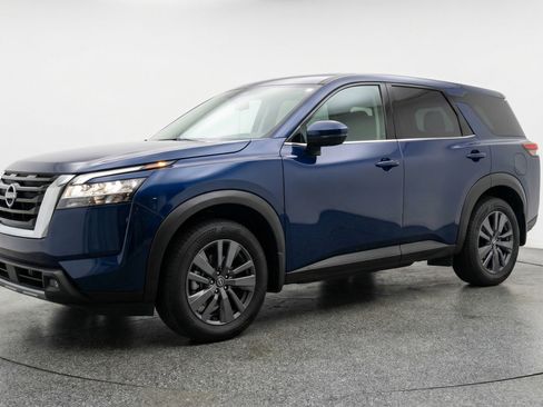Used 2025 Nissan Pathfinder SV image 3