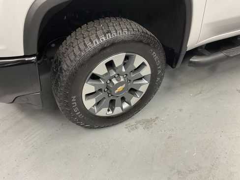 Used 2023 Chevrolet Silverado 2500 Custom w/ Custom Value Package AWD/4WD image 4