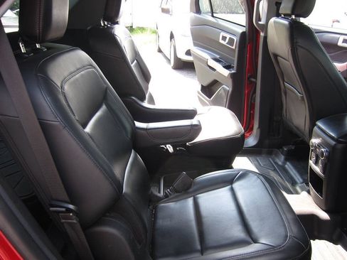 Used 2021 Ford Explorer XLT w/ Equipment Group 202A AWD/4WD image 16
