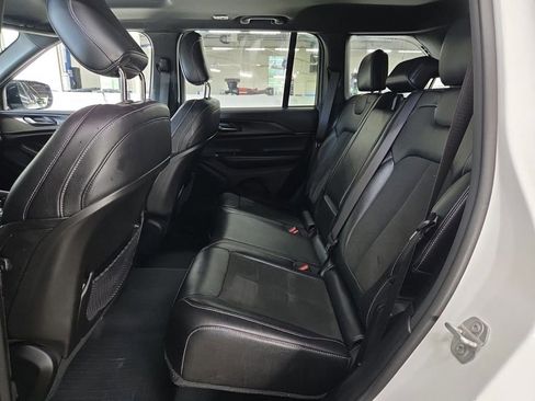 Used 2023 Jeep Grand Cherokee Altitude AWD/4WD image 10