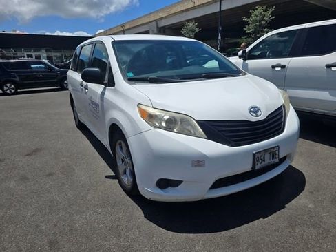 Used 2015 Toyota Sienna L FWD image 2