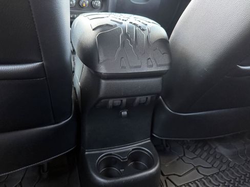 Used 2017 Jeep Wrangler Unlimited Rubicon AWD/4WD image 9