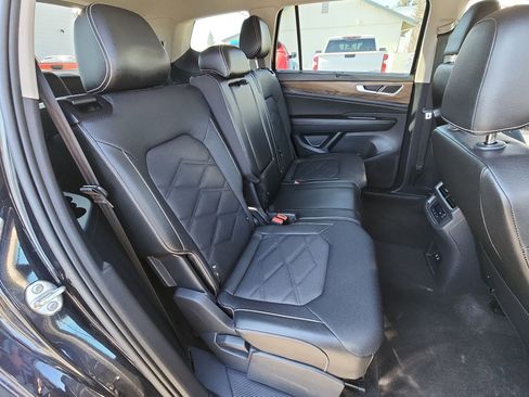 Used 2024 Volkswagen Atlas SE image 27