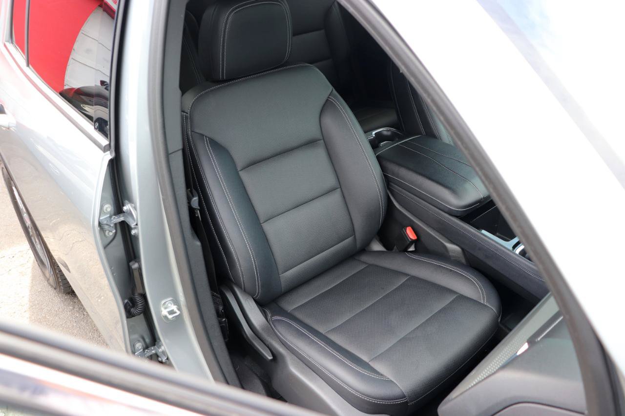 Used 2025 Chevrolet Traverse LT FWD image 16