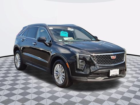 Certified 2024 Cadillac XT4 Luxury w/ Cold Weather Package AWD/4WD image 2