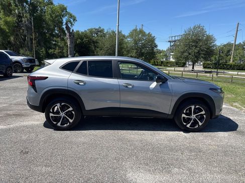 Used 2025 Chevrolet Trax RS FWD image 3