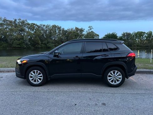 Used 2024 Toyota Corolla Cross LE image 2