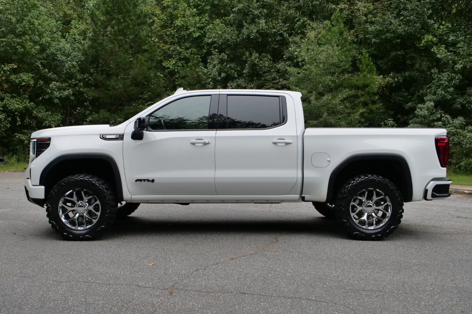 Used 2024 GMC Sierra 1500 AT4 w/ Technology Package AWD/4WD image 40