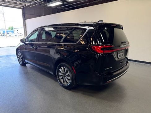 Used 2024 Chrysler Pacifica Limited FWD image 2