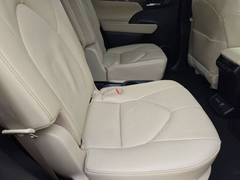 Used 2023 Toyota Highlander Limited FWD image 20