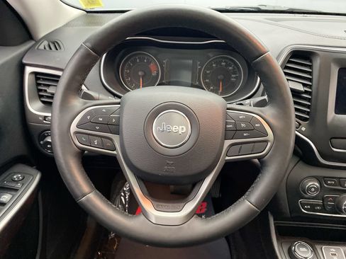 Used 2019 Jeep Cherokee Latitude Plus w/ Comfort/Convenience Group AWD/4WD image 16