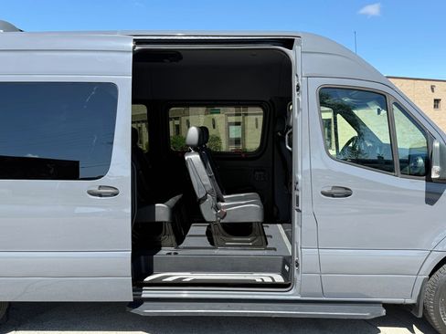 Used 2022 Mercedes-Benz Sprinter 2500 image 11