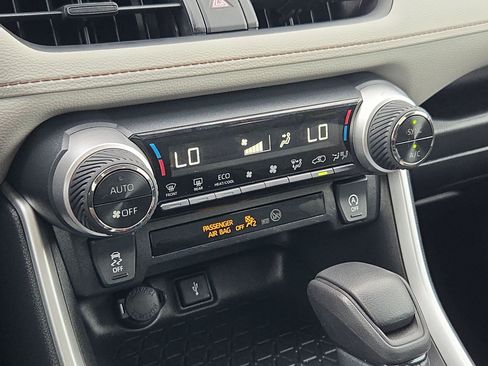 Used 2021 Toyota RAV4 XLE w/ Convenience Package FWD image 25