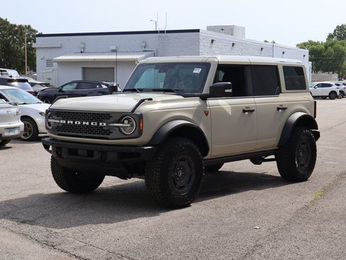 Used 2025 Ford Bronco Badlands AWD/4WD image 3