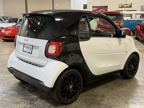 Used 2017 smart fortwo pure RWD image 8