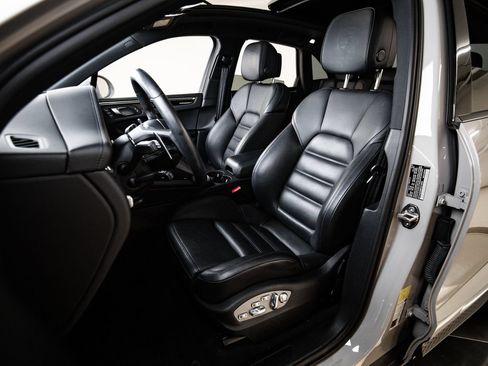 Certified 2023 Porsche Macan AWD/4WD image 5