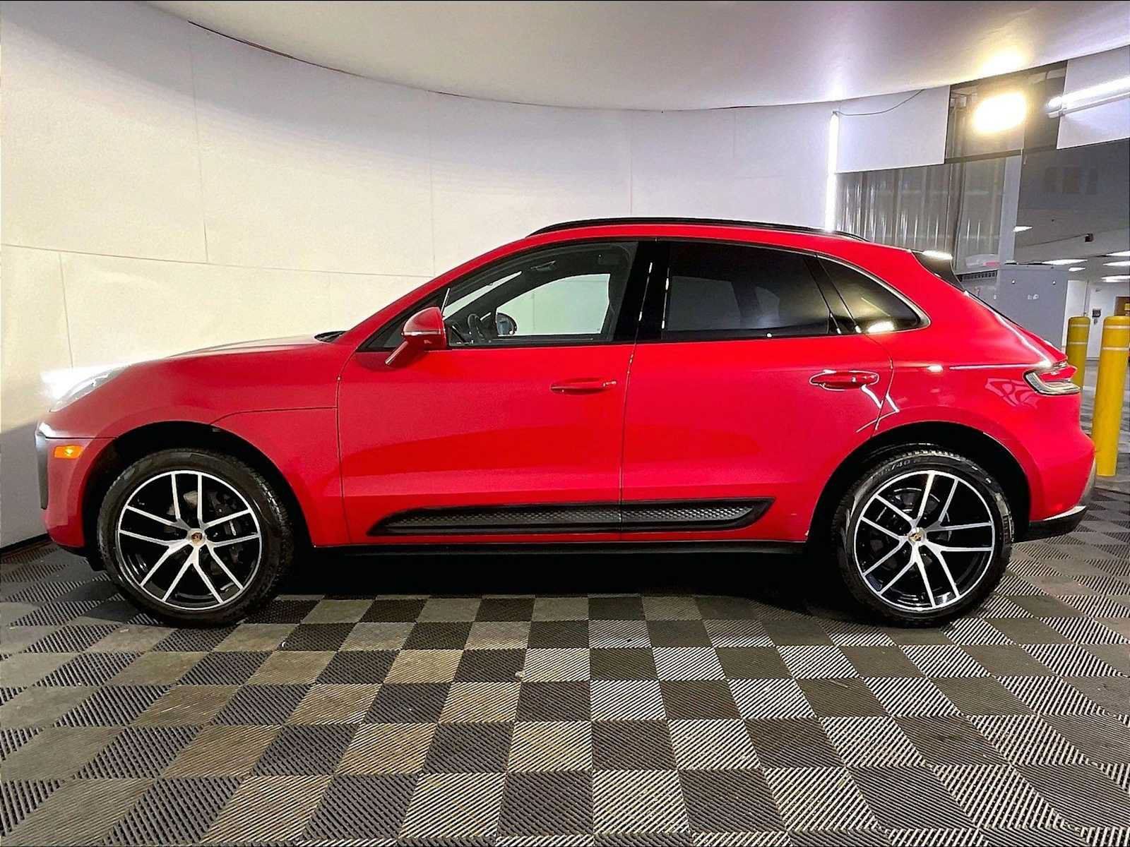 Certified 2023 Porsche Macan AWD/4WD image 2