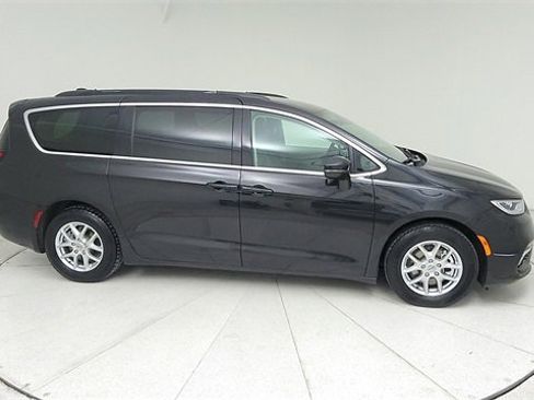 Used 2022 Chrysler Pacifica Touring-L image 4