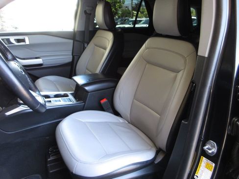 Used 2021 Ford Explorer XLT w/ Equipment Group 202A RWD image 11
