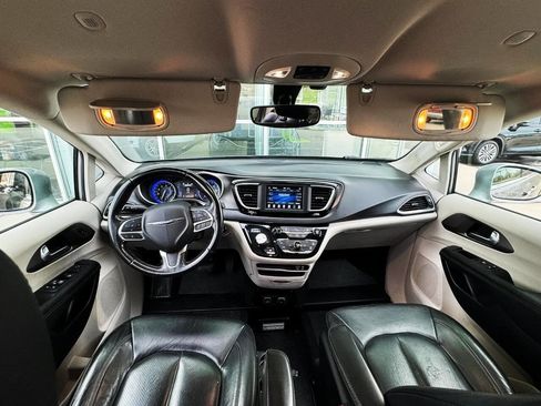 Used 2020 Chrysler Pacifica Touring-L image 17