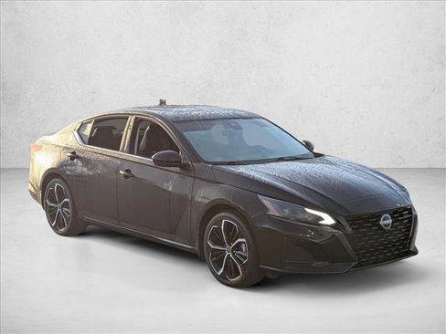 Used 2023 Nissan Altima 2.5 SR w/ SR Premium Package image 3